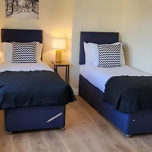Dagenham/a13/excel/thurrock/contractors/3bedroom House Free Parking For 2 Cars. Dagenham