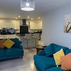 Modern 2 Bedroom Flat With Sky Tv & Free Parking Dagenham