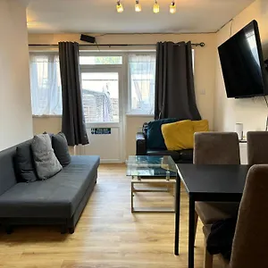 London Deluxe 6 Bedroom House Dagenham