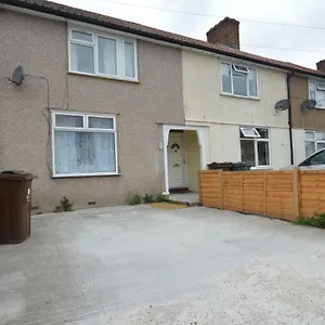 London Deluxe Four Bedroom House Dagenham